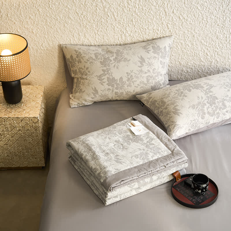 Linge de lit estival en gaze de coton avec un motif floral rustique