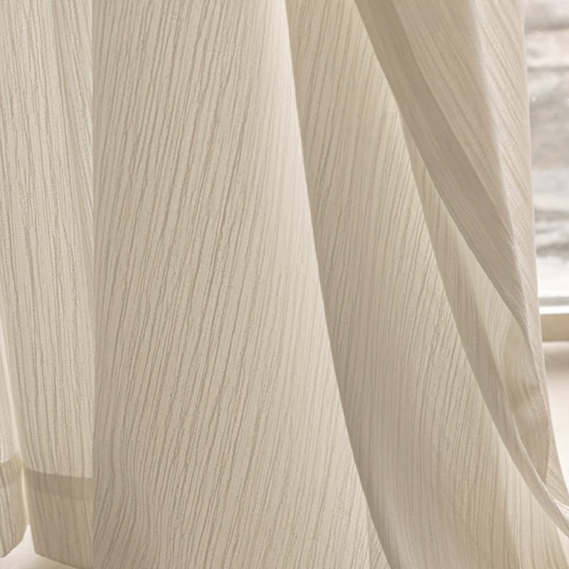 Rideau minimaliste moderne avec structure filtrant la lumière