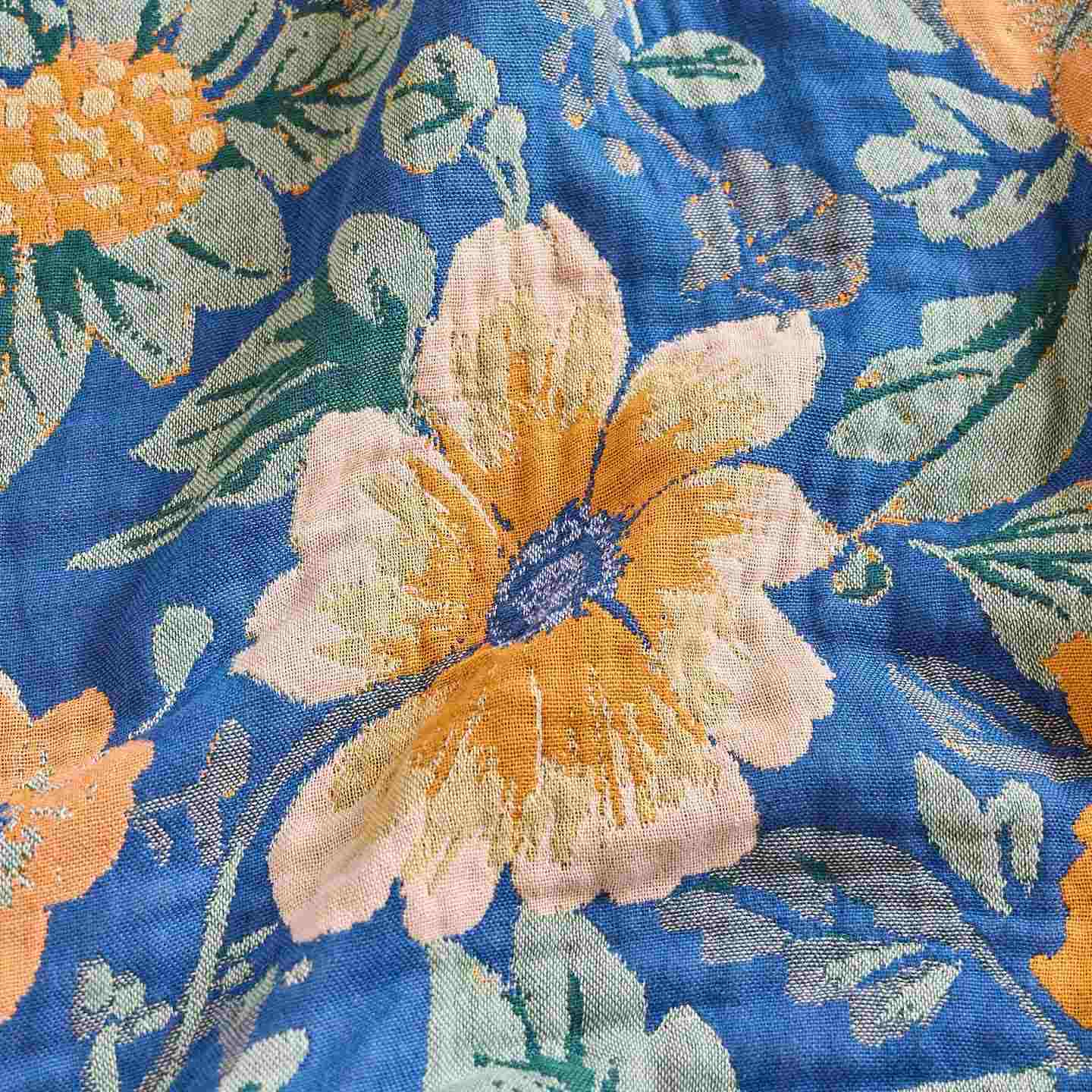Couverture patchwork en gaze de coton à motif de marguerites légères et à pompons - image 9
