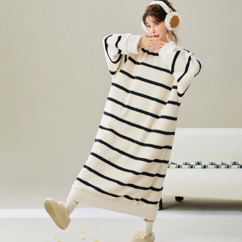 Chemise de nuit en peluche rayée à col rond - image 6