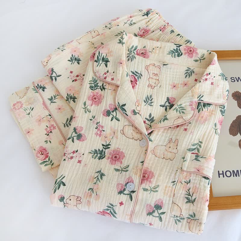 Pyjama en gaze de coton rose à motifs floraux et de lapins - image 1