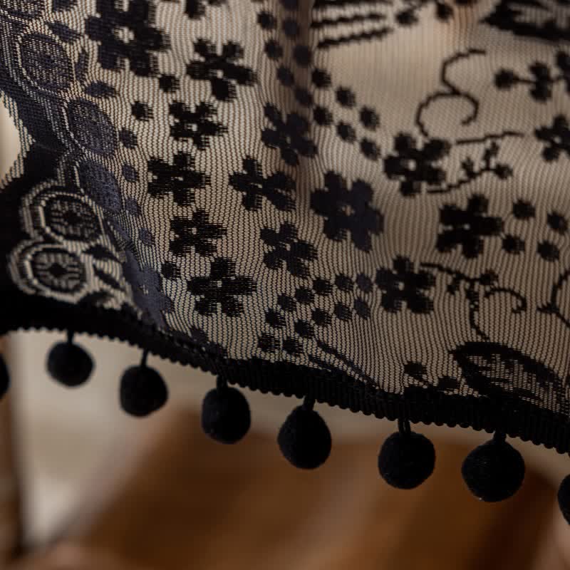 Chemin de table à motif floral et à pompons en dentelle et feuilles - image 9