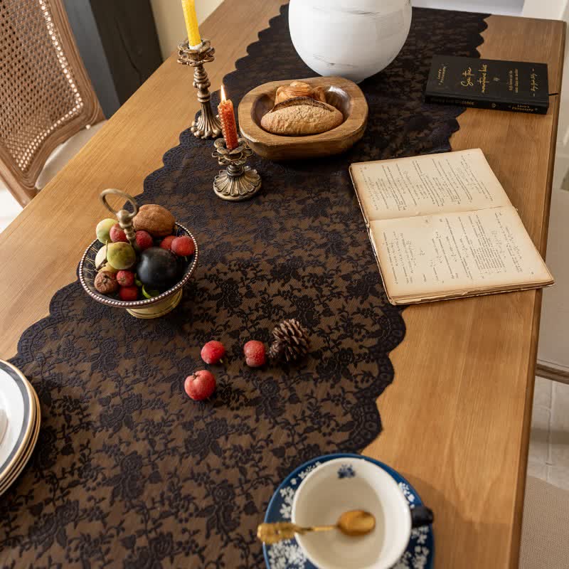 Chemin de table élégant orné de dentelle florale et de pompons - image 8