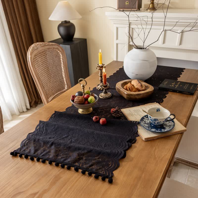 Chemin de table en dentelle jacquard à motifs de roses et à pompons - image 10