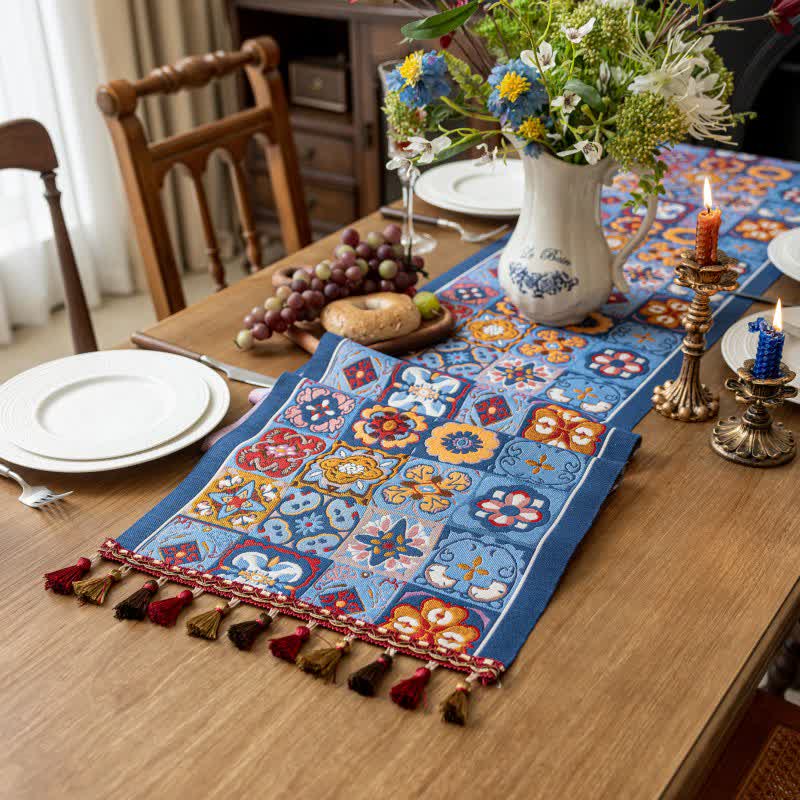 Chemin de table à motif jacquard géométrique et à pompons - image 4