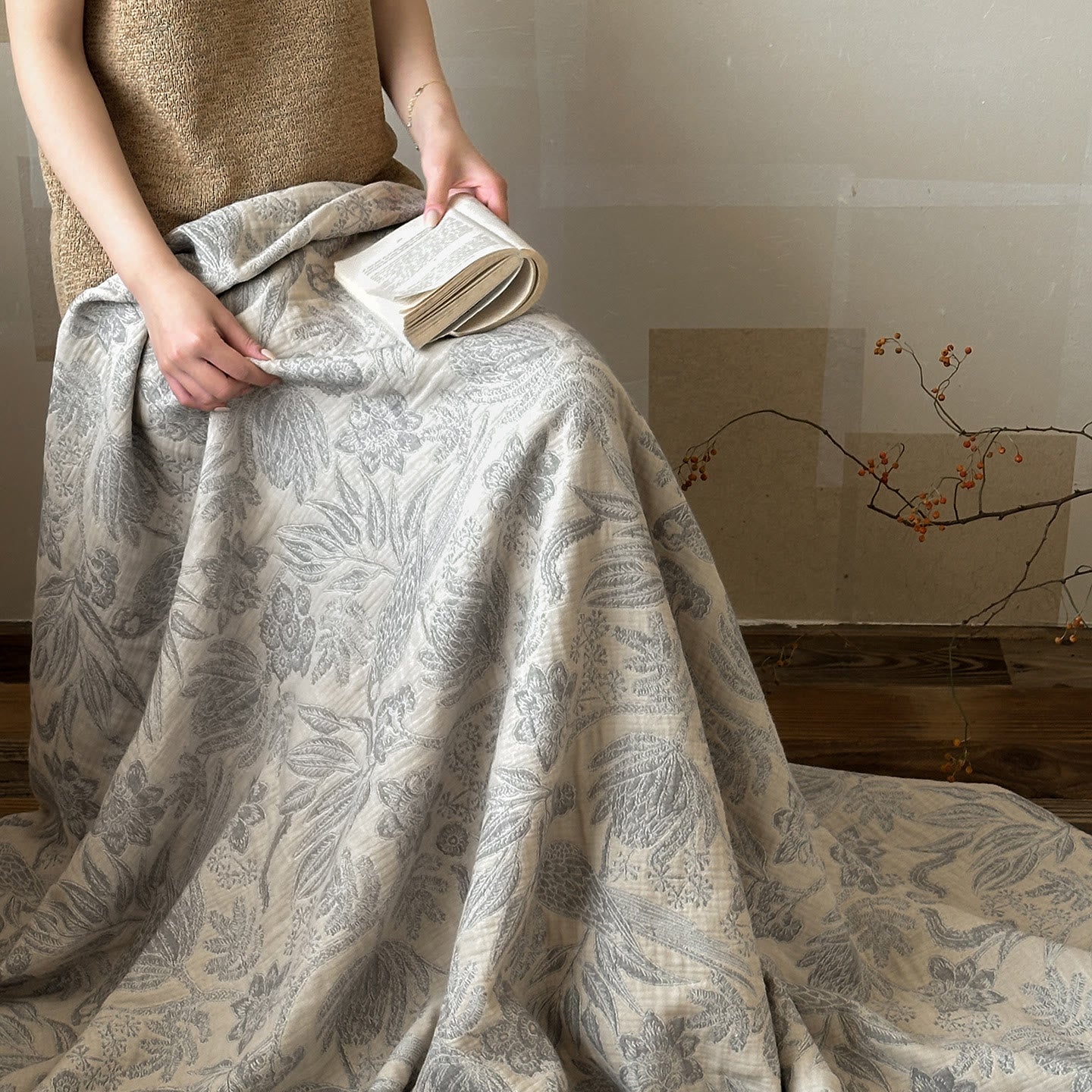 Couette en mousseline de soie élégante et rustique grise à motif floral Ownkoti - image 3