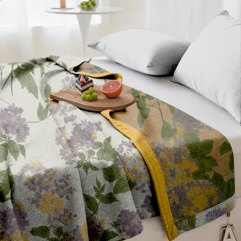 Couette en gaze jacquard à motif floral lilas et moutarde d'Ownkoti - image 5