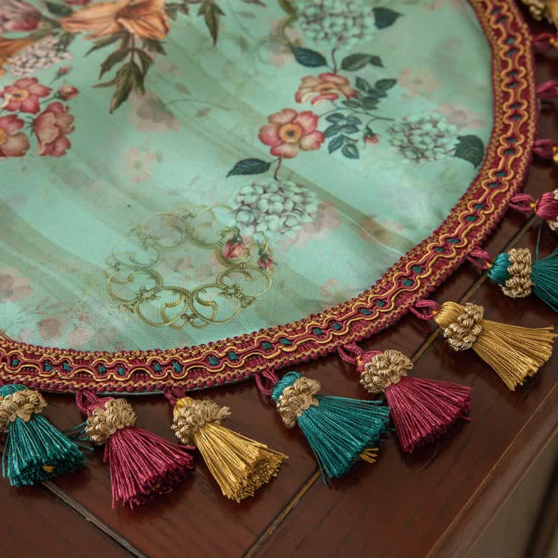 Chemin de table vintage à motifs floraux verts et à pompons - image 3