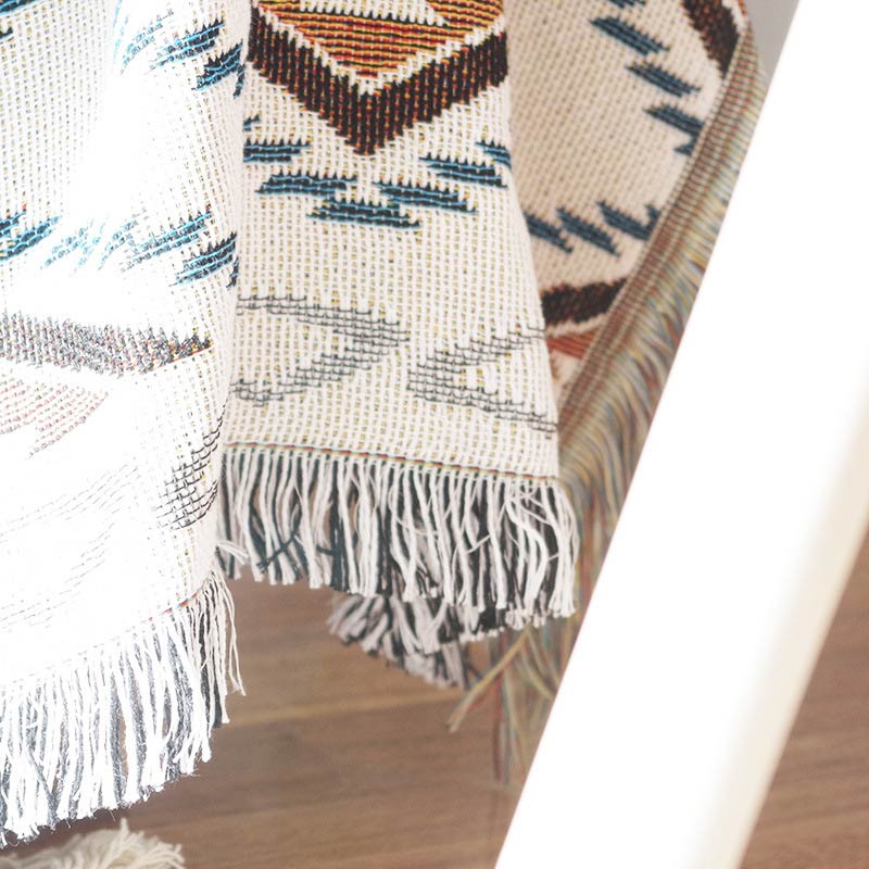 Couverture de salon bohème en tricot avec pompon