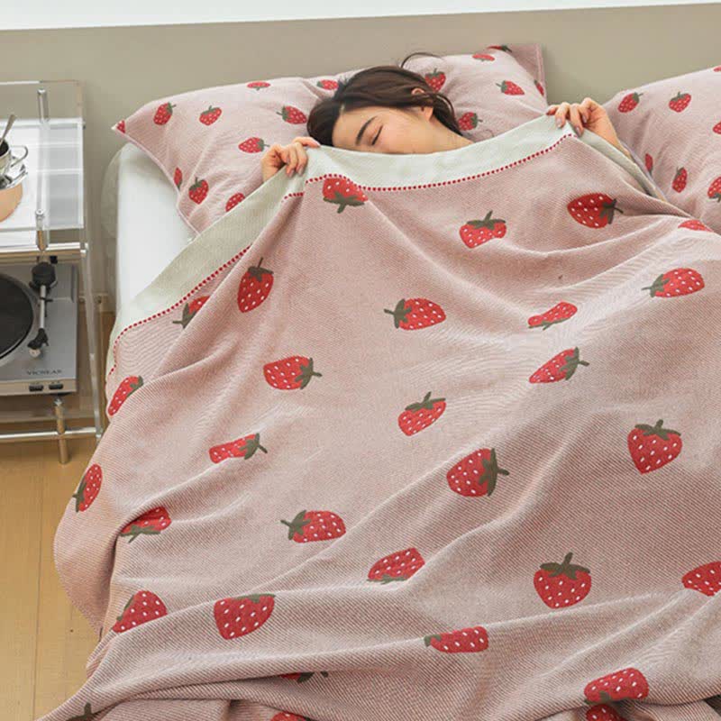Couette en gaze de coton respirante avec des fraises en rose