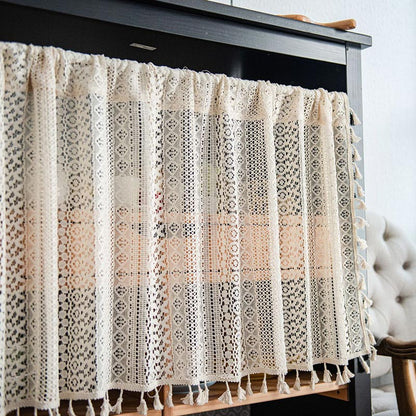 Rideau à pompons avec décoration en dentelle et ourlet