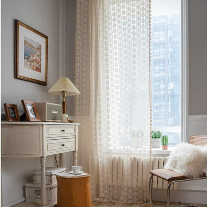 Rideau décoratif à motif de losanges et de fleurs