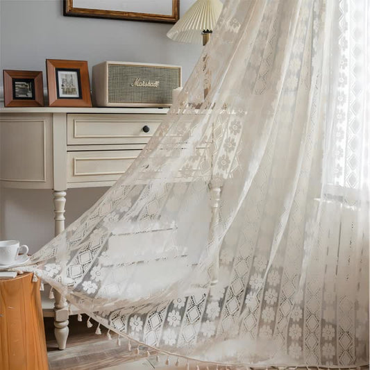 Rideau décoratif à motif de losanges et de fleurs