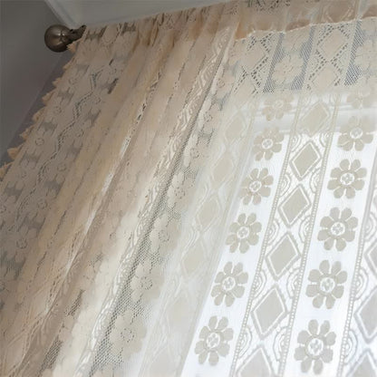 Rideau décoratif à motif de losanges et de fleurs