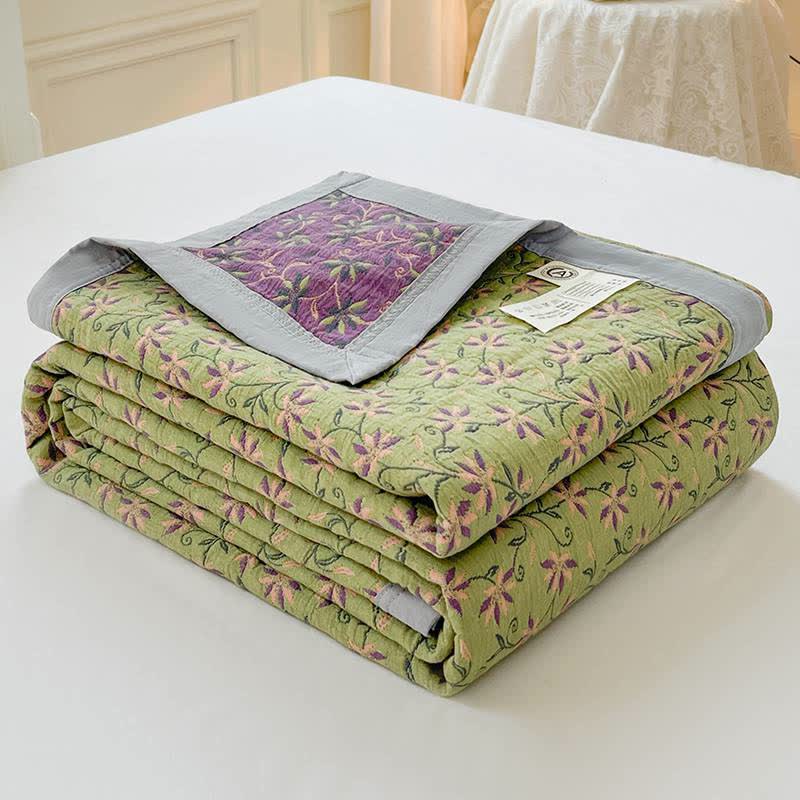 Couvre-lit matelassé en pur coton avec des fleurs épanouies
