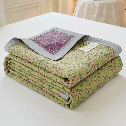 Couvre-lit matelassé en pur coton avec des fleurs épanouies
