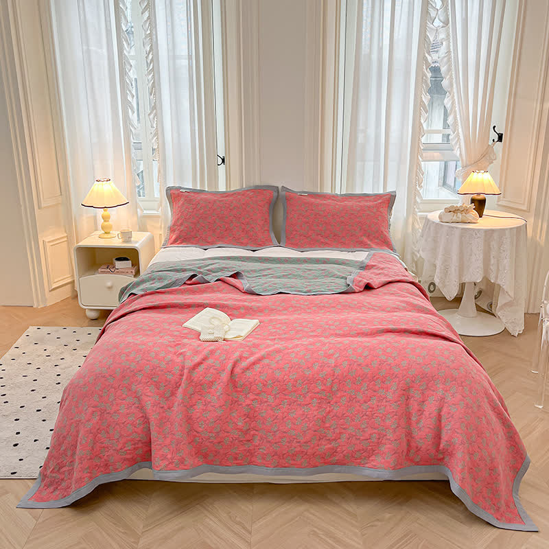 Couvre-lit matelassé en pur coton avec des fleurs épanouies