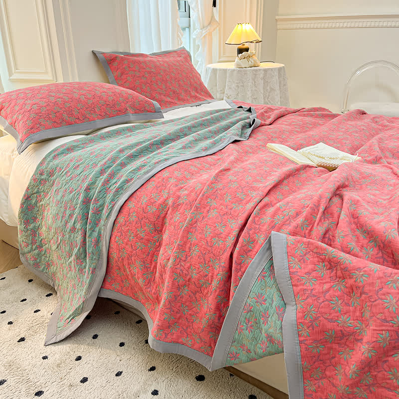 Couvre-lit matelassé en pur coton avec des fleurs épanouies