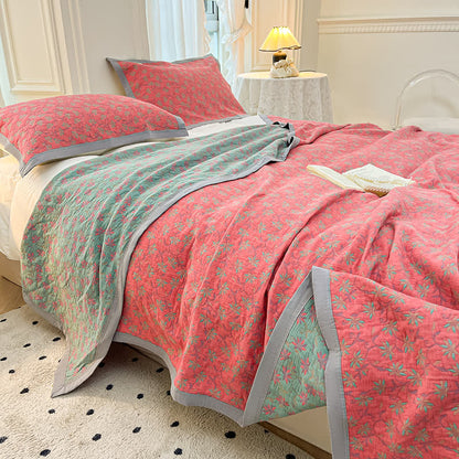 Couvre-lit matelassé en pur coton avec des fleurs épanouies