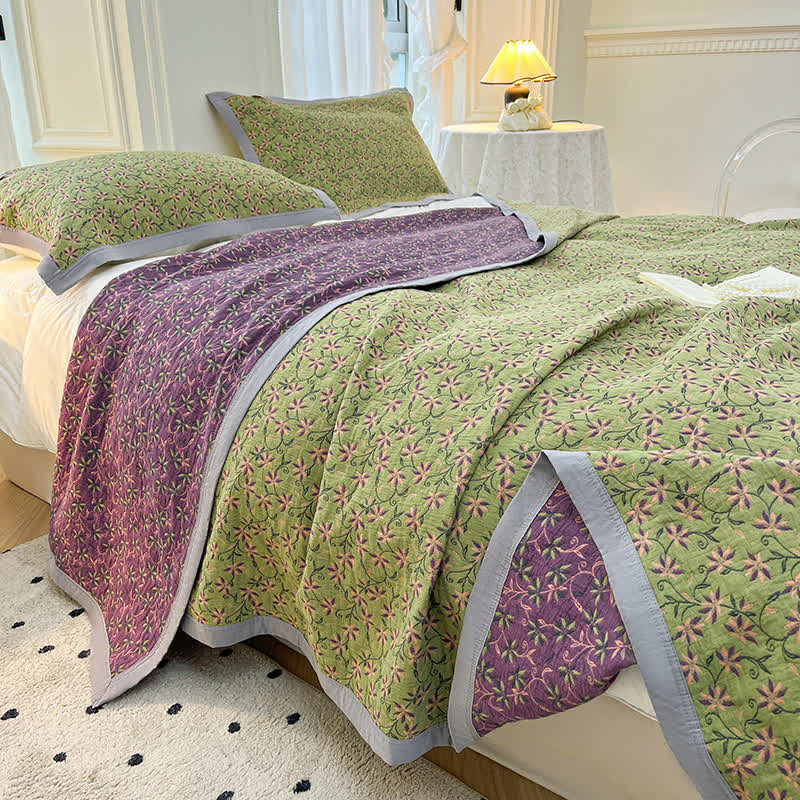 Couvre-lit matelassé en pur coton avec des fleurs épanouies