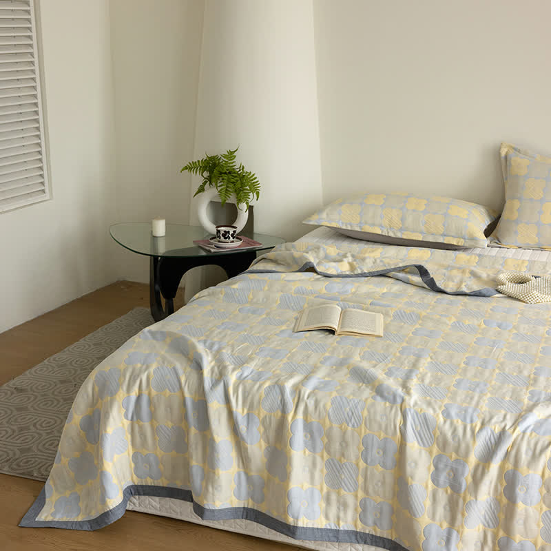 Couette en gaze de coton à trois couches avec des fleurs vibrantes