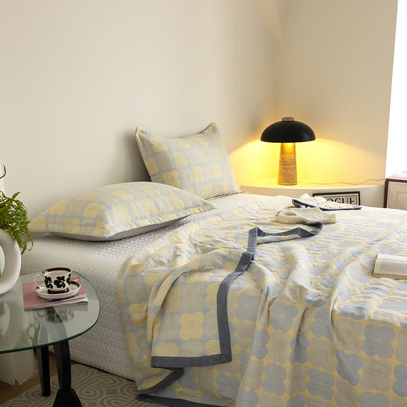 Couette en gaze de coton à trois couches avec des fleurs vibrantes