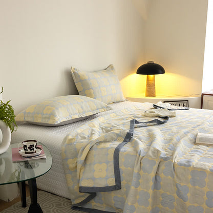 Couette en gaze de coton à trois couches avec des fleurs vibrantes