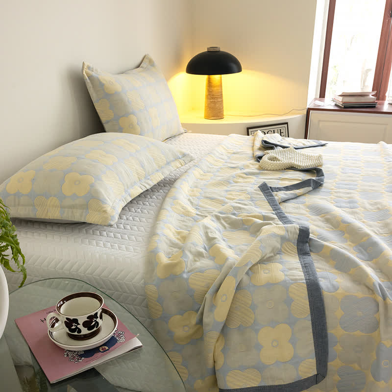 Couette en gaze de coton à trois couches avec des fleurs vibrantes