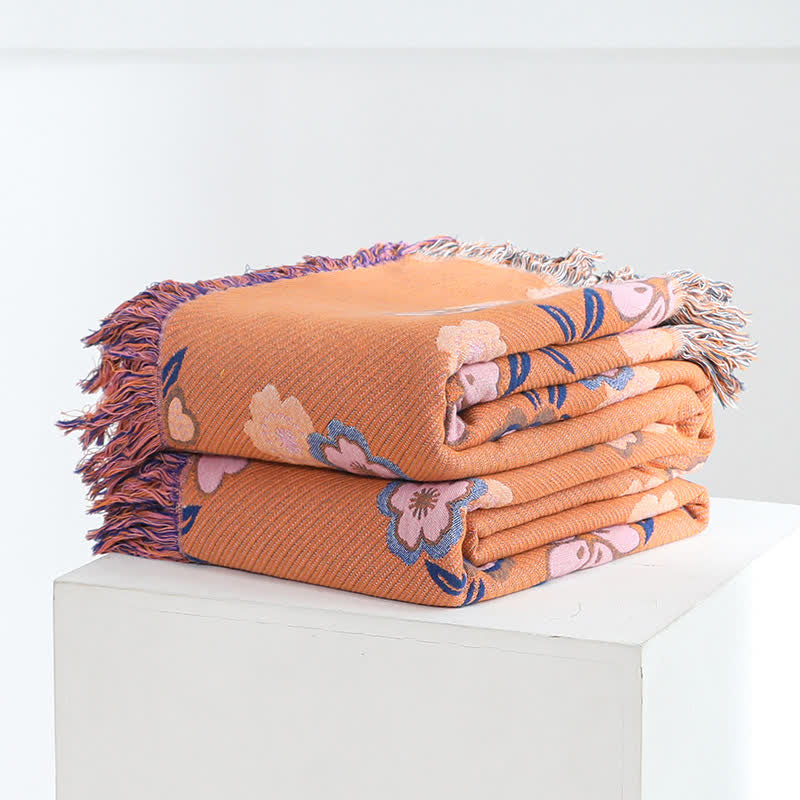Couverture douce avec pompons et fleurs en fleurs