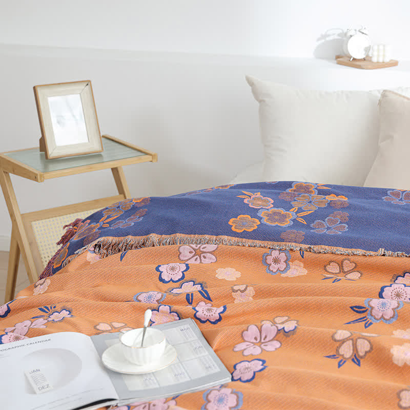 Couverture douce avec pompons et fleurs en fleurs