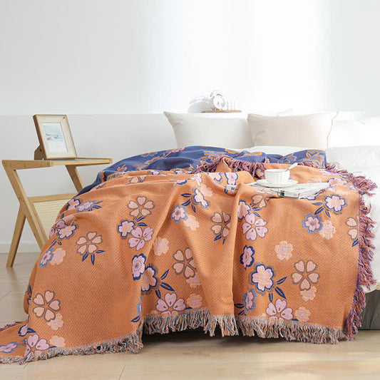 Couverture douce avec pompons et fleurs en fleurs