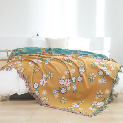 Couverture douce avec pompons et fleurs en fleurs