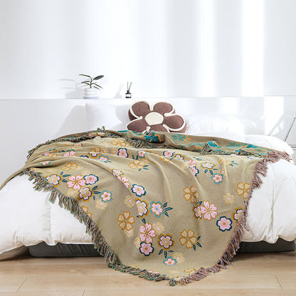 Couverture douce avec pompons et fleurs en fleurs