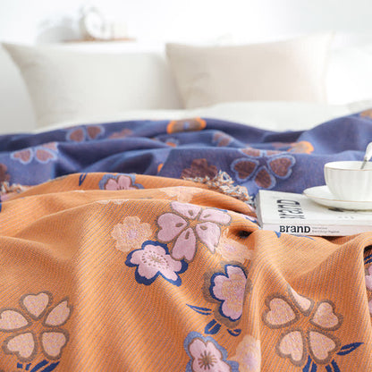 Couverture douce avec pompons et fleurs en fleurs