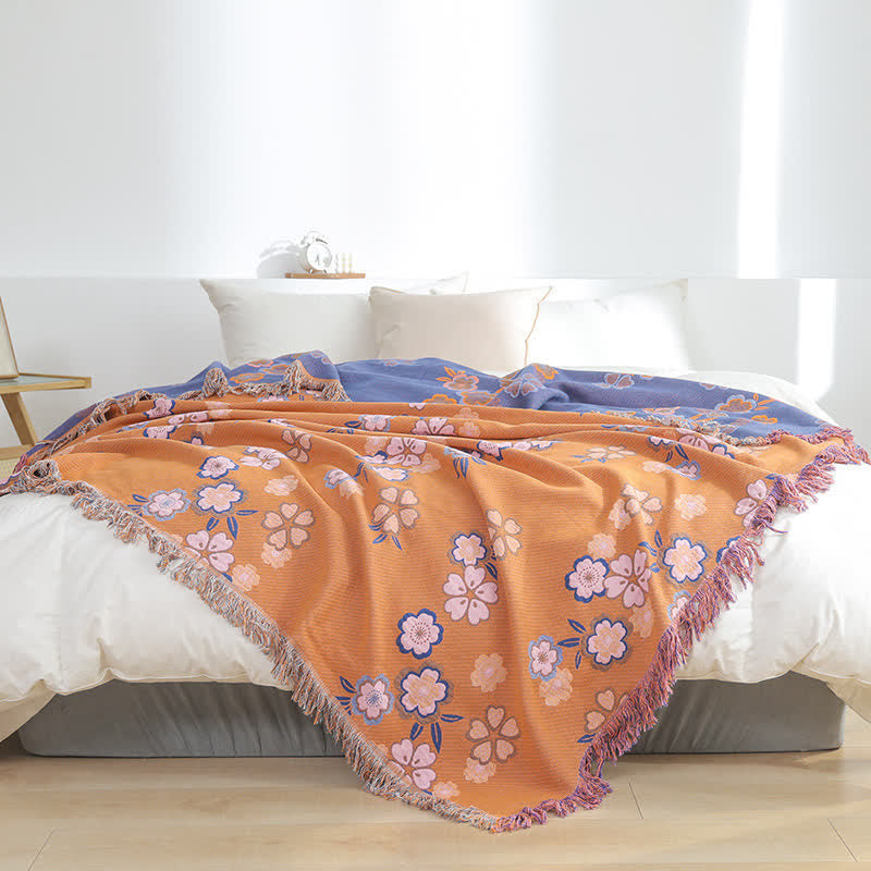 Couverture douce avec pompons et fleurs en fleurs