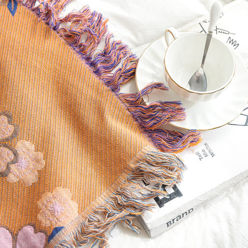 Couverture douce avec pompons et fleurs en fleurs