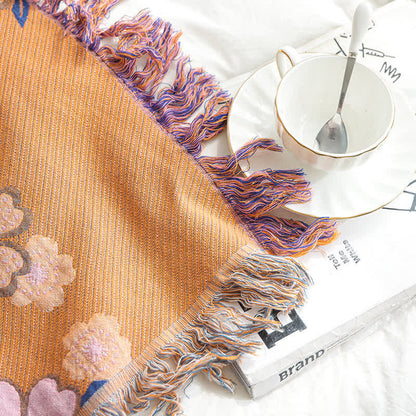 Couverture douce avec pompons et fleurs en fleurs
