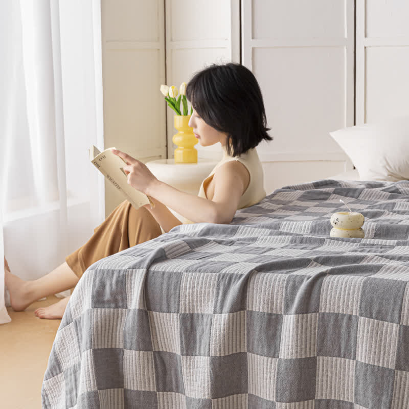 Couette moderne et respirante en pur coton avec un motif à damier