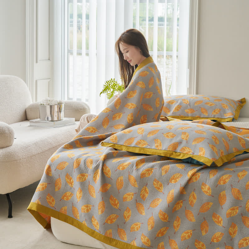Couette légère en gaze à trois couches avec motif de feuilles