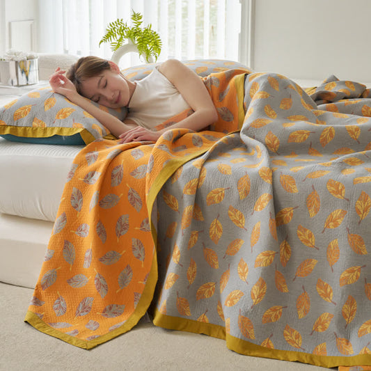 Couette légère en gaze à trois couches avec motif de feuilles