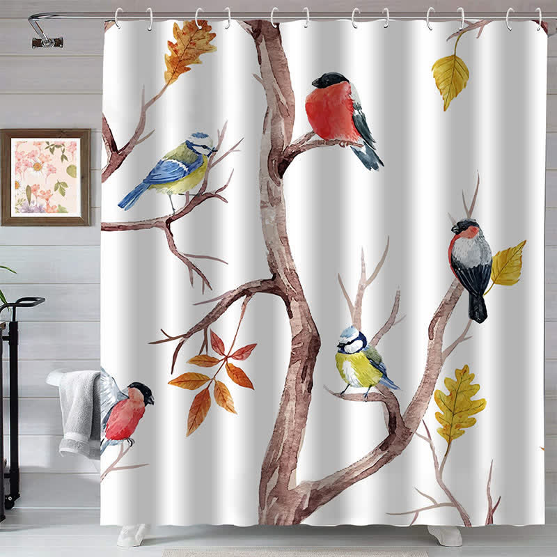 Rideau de douche avec des oiseaux et des branches dans un style naturel