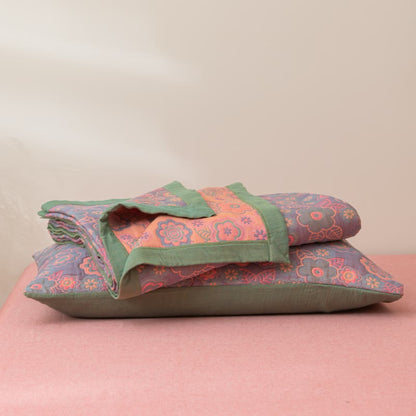 Couette réversible en gaze de coton à motif jacquard floral