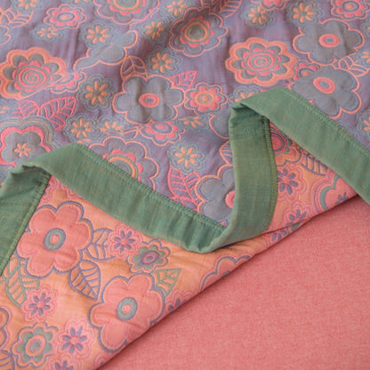 Couette réversible en gaze de coton à motif jacquard floral