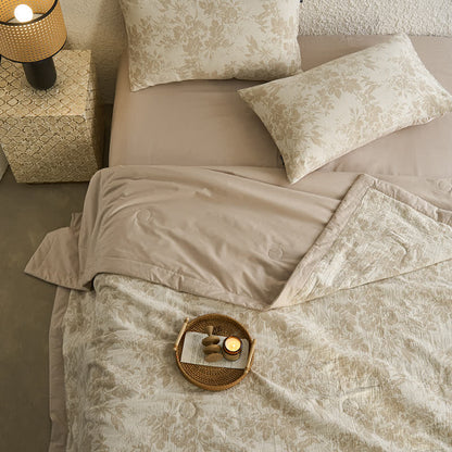 Linge de lit estival en gaze de coton avec un motif floral rustique