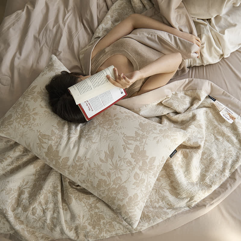 Linge de lit estival en gaze de coton avec un motif floral rustique