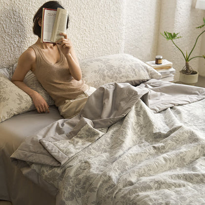 Linge de lit estival en gaze de coton avec un motif floral rustique