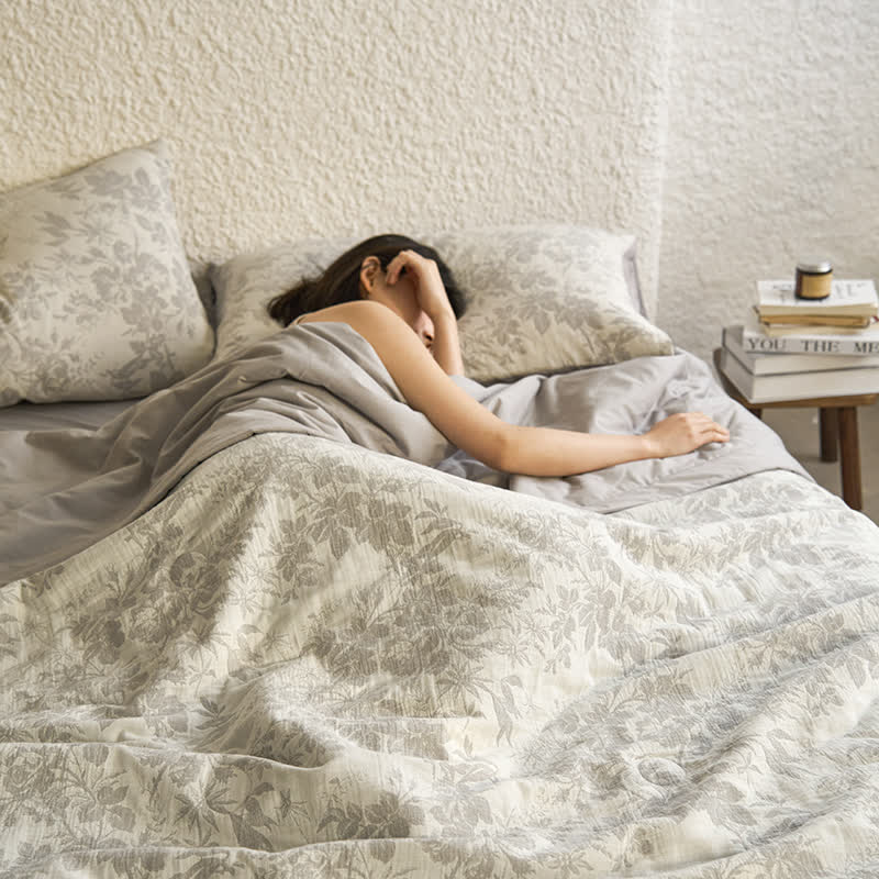Linge de lit estival en gaze de coton avec un motif floral rustique