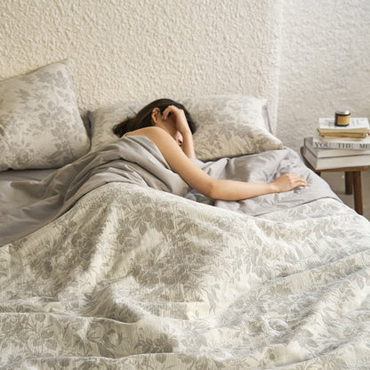 Linge de lit estival en gaze de coton avec un motif floral rustique