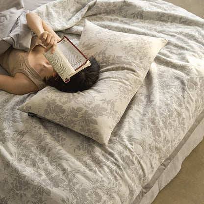 Linge de lit estival en gaze de coton avec un motif floral rustique