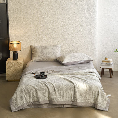 Linge de lit estival en gaze de coton avec un motif floral rustique
